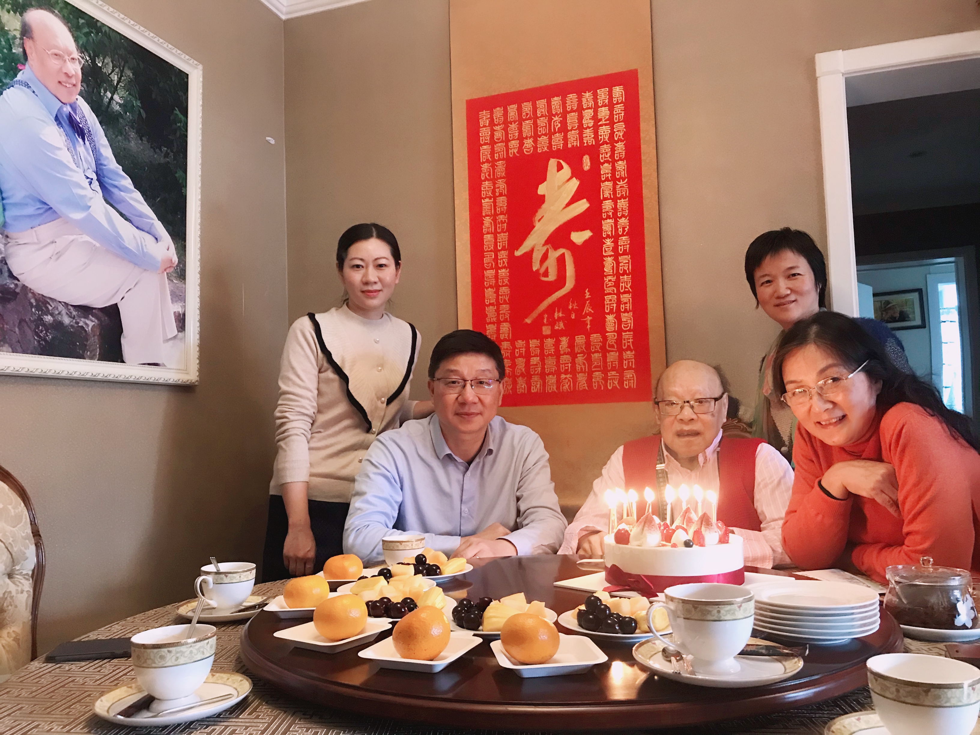 2019年11月21日 上海硅酸盐所党委副书记 办公室主任彭芳，工会主席为郭景坤院士庆祝86岁生日.jpg