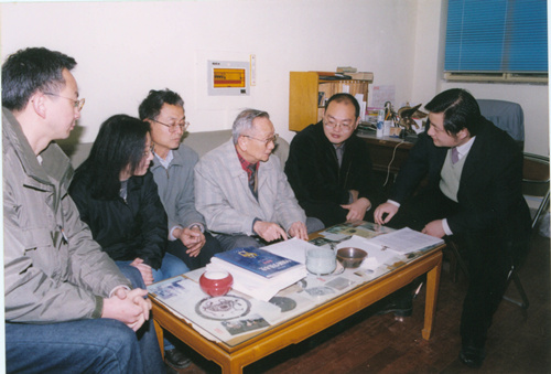 2001年，李家治先生与组内成员进行学术探讨.jpg