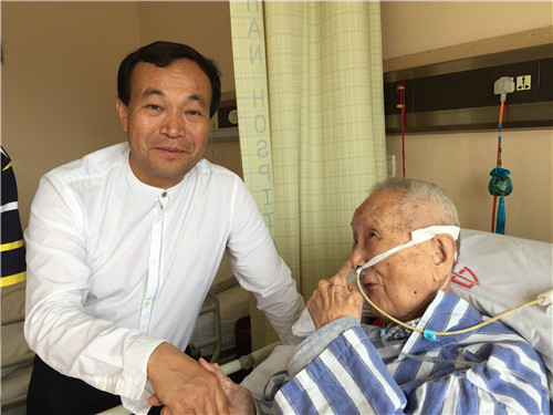 2016年6月李家治先生学生俞大鹏院士到医院探望.JPG