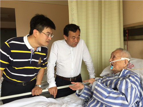 2016年6月李家治先生与刘岩书记贺俞大鹏院士交流.JPG